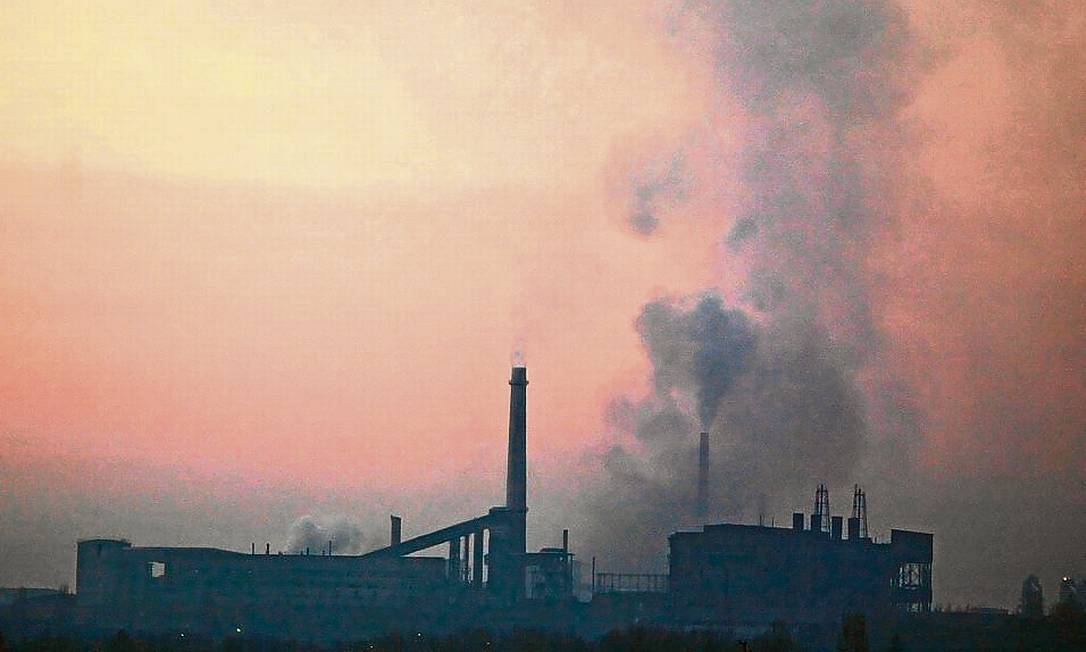 A poluição do ar devido a fábricas e gases de estufa.